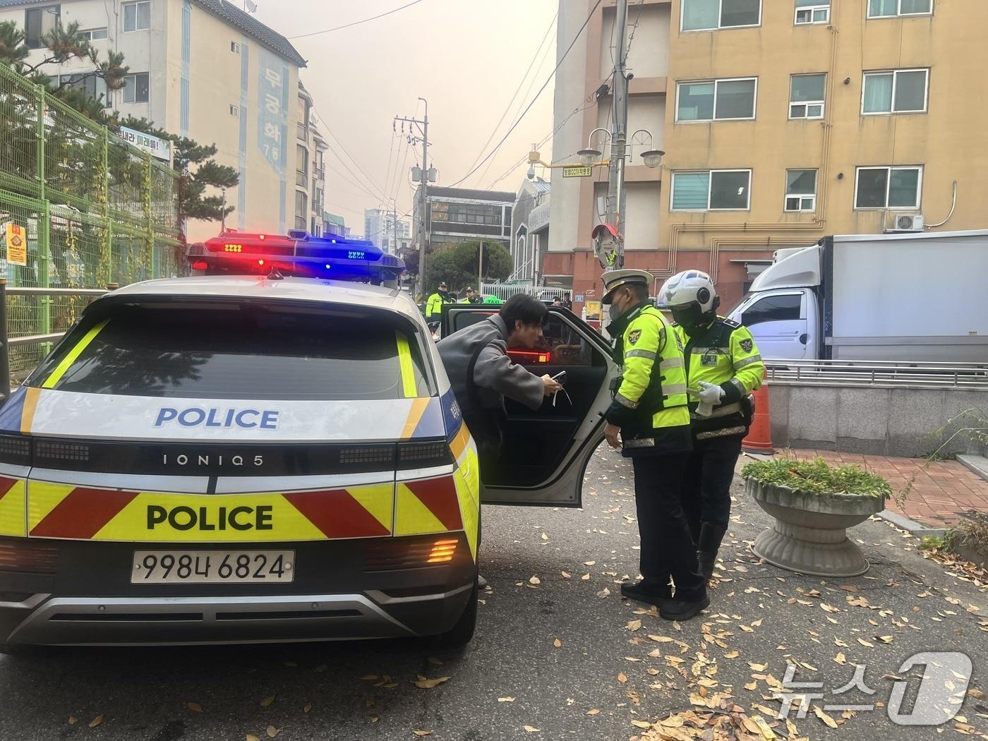 본문 이미지 - 경찰은 이날 7시 49분 수험장을 잘못 왔다며 도움을 청하는 남학생을 순찰차에 탑승, 박문삼거리에서 가좌고까지 약 4㎞ 구간을 5분 만에 수송, 수험장에 입실하게 했다.