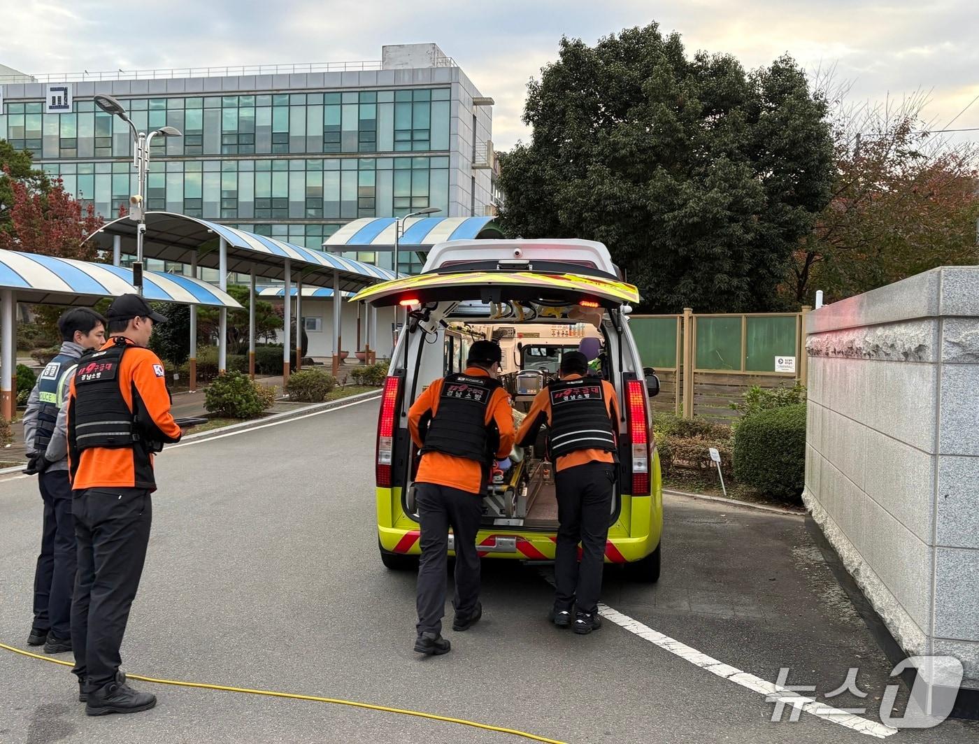 본문 이미지 - 13일 거제상문고 앞에서 구급대원이 수험생을 이송하고 있다.2025.11.13/뉴스1 강미영기자