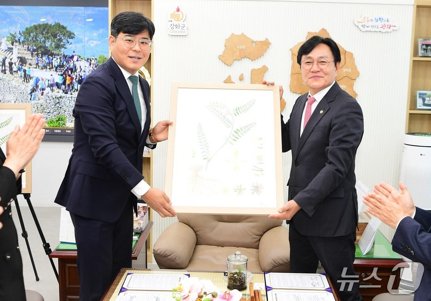 본문 이미지 - 박용철 강화군수(사진 오른쪽)이 업무협약을 체결하고 있다.(인천 강화군 제공/뉴스1)