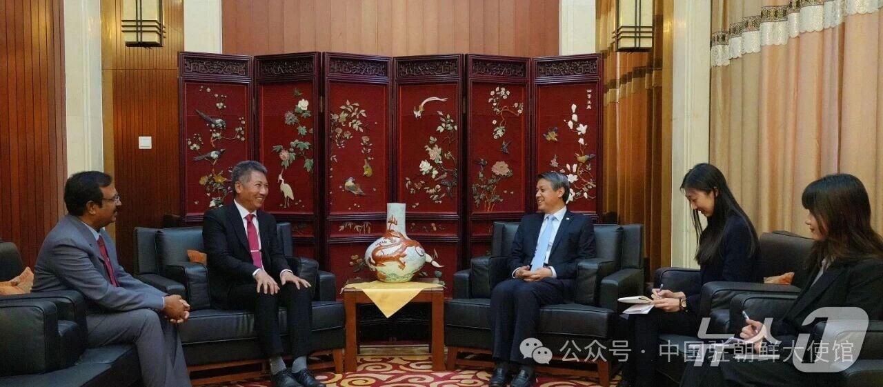 본문 이미지 - 왕야쥔&#40;오른쪽 세번째&#41; 주북 중국 대사와 알리아와티 롱쿠머&#40;왼쪽 두번째&#41; 주북 인도 대사. &#40;주북 중국대사관 공식 계정&#41;