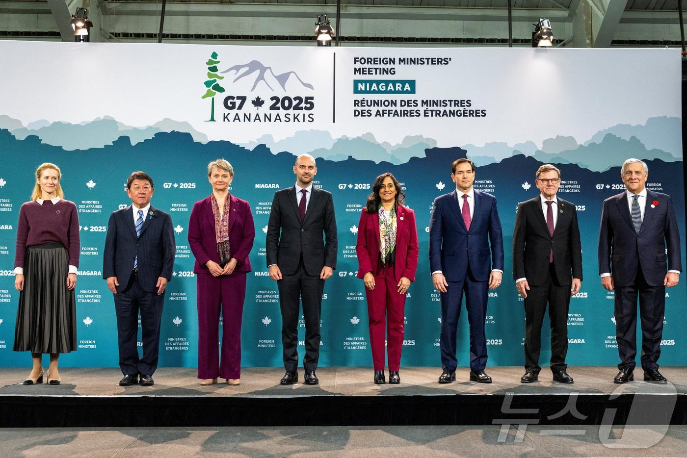11일&#40;현지시간&#41; 주요 7개국&#40;G7&#41; 외교장관이 캐나다 온타리오주 나이아가라온더레이크에서 기념촬영을 하고 있다. 왼쪽부터 카야 칼라스 유럽연합&#40;EU&#41; 외교안보 고위대표, 모테기 도시미쓰 일본 외무상, 이벳 쿠퍼 영국 외무장관, 장노엘 바로 프랑스 외교장관, 아니타 아난드 캐나다 외교장관, 마코 루비오 미국 국무장관, 요한 바데풀 독일 외교장관, 안토니오 타야니 이탈리아 외무장관. 2025.11.11 ⓒ 로이터=뉴스1 ⓒ News1 김지완 기자