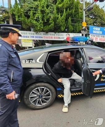 본문 이미지 - 2026학년도 대학수학능력시험이 치러지는 13일 제주도자치경찰단이 순찰차로 수험생을 수송하는 모습.(제주도자치경찰단 제공. 재판매 및 DB 금지)