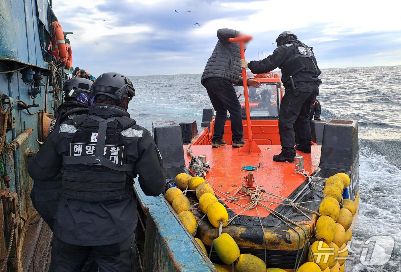 12일 오후 3시 50분쯤 전남 신안군 가거도 북서방 33㎞ 해상에서 선박자동식별장치&#40;AIS&#41;를 1시간가량 끈 117톤급 중국 타망어선 A 호를 검거하는 목포해경 모습. &#40;목포해경 제공. 재판매 및 DB 금지&#41;