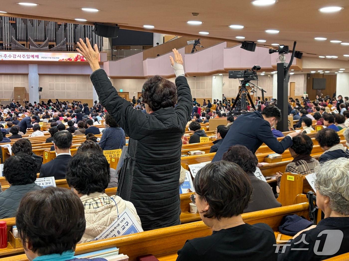 본문 이미지 - 2026학년도 대학수학능력시험이 치러진 13일 서울 영등포구 여의도순복음교회 대성전에서 교인들이 기도를 드리고 있다. 2025.11.13./뉴스1 한수현 기자