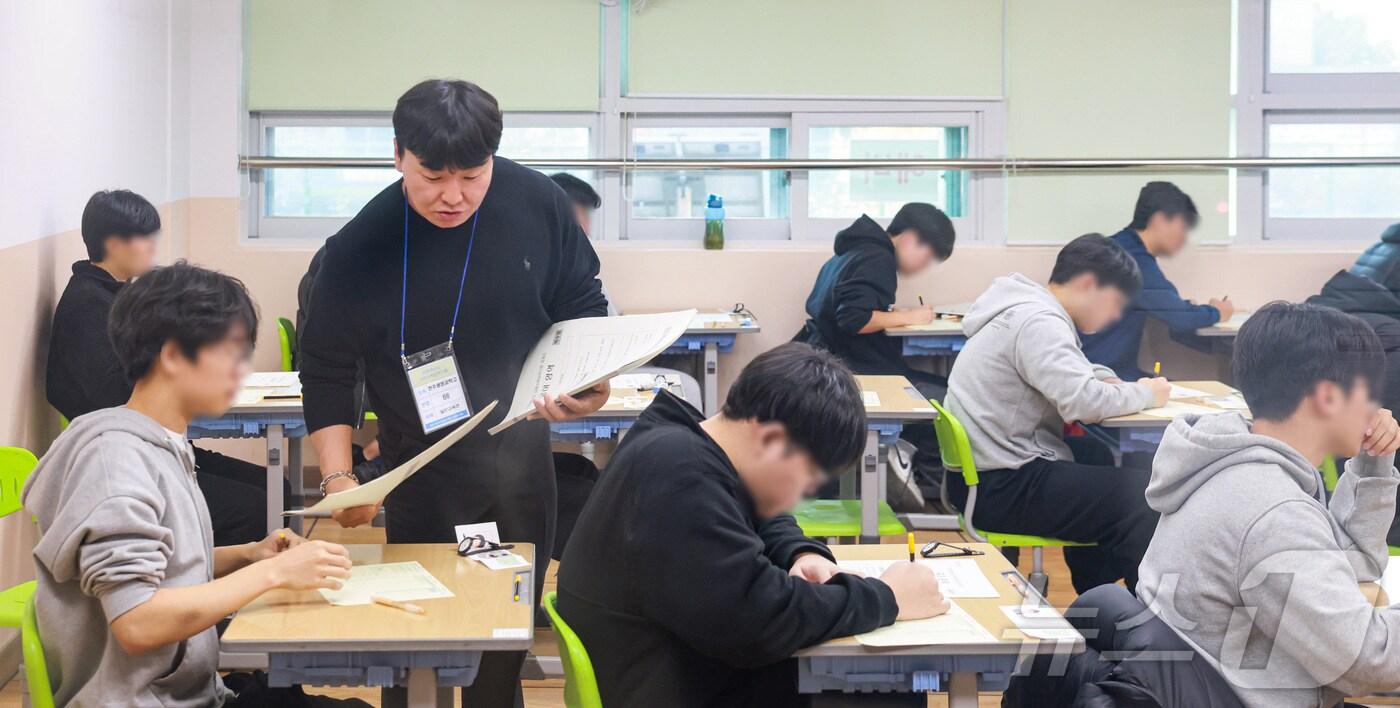 2026학년도 대학수학능력 시험일인 13일 전북 전주시 양현고등학교에 마련된 시험실에서 수험생들이 시험을 준비하고 있다. &#40;전북특별자치도교육청 제공. 재판매 및 DB 금지&#41; 2025.11.13/뉴스1 