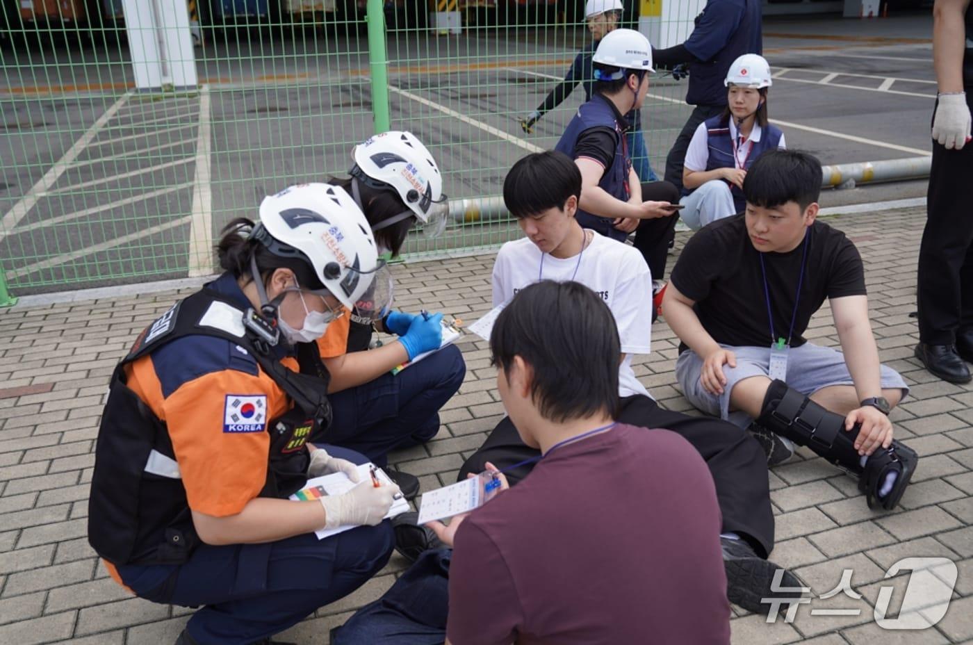 진천소방서 임시의료소 환자 분류 모습.&#40;진천소방서 제공, 재판매 및 DB금지&#41;/뉴스1