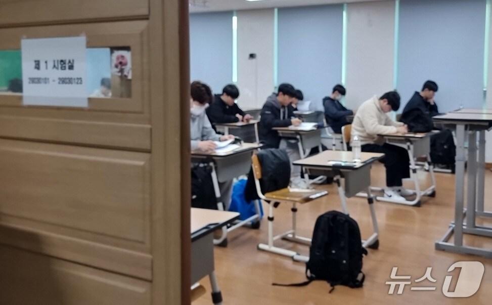 본문 이미지 - 2026학년도 대학수학능력시험이 치러지는 세종시 새롬고등학교 고사장.  / 뉴스1