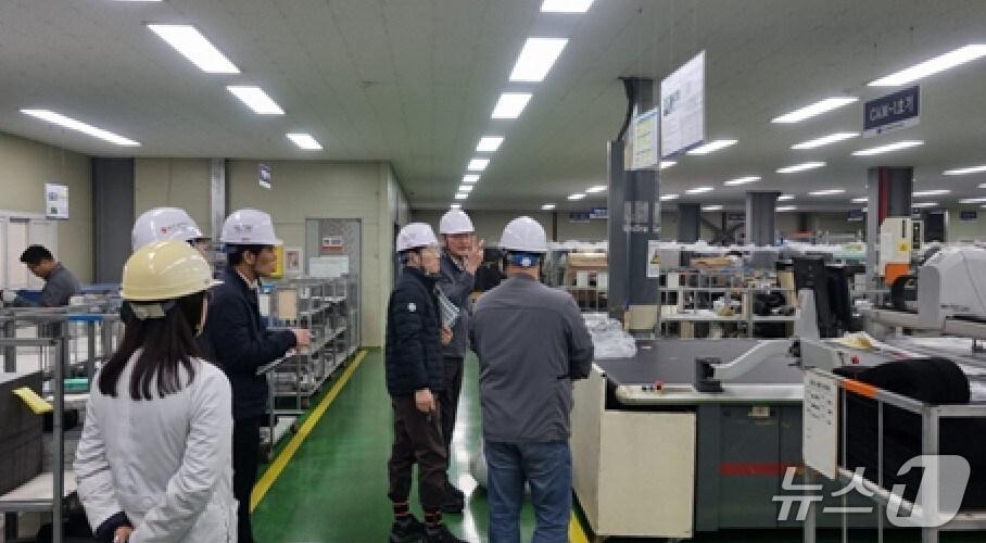 본문 이미지 - 광주지방고용노동청이 지난 12일 광주 남구 소재 고위험 제조업체를 찾아 &#39;안전한 일터 프로젝트&#39; 불시점검을 실시하고 있다.&#40;광주고용노동청 제공. 재판매 및 DB 금지0