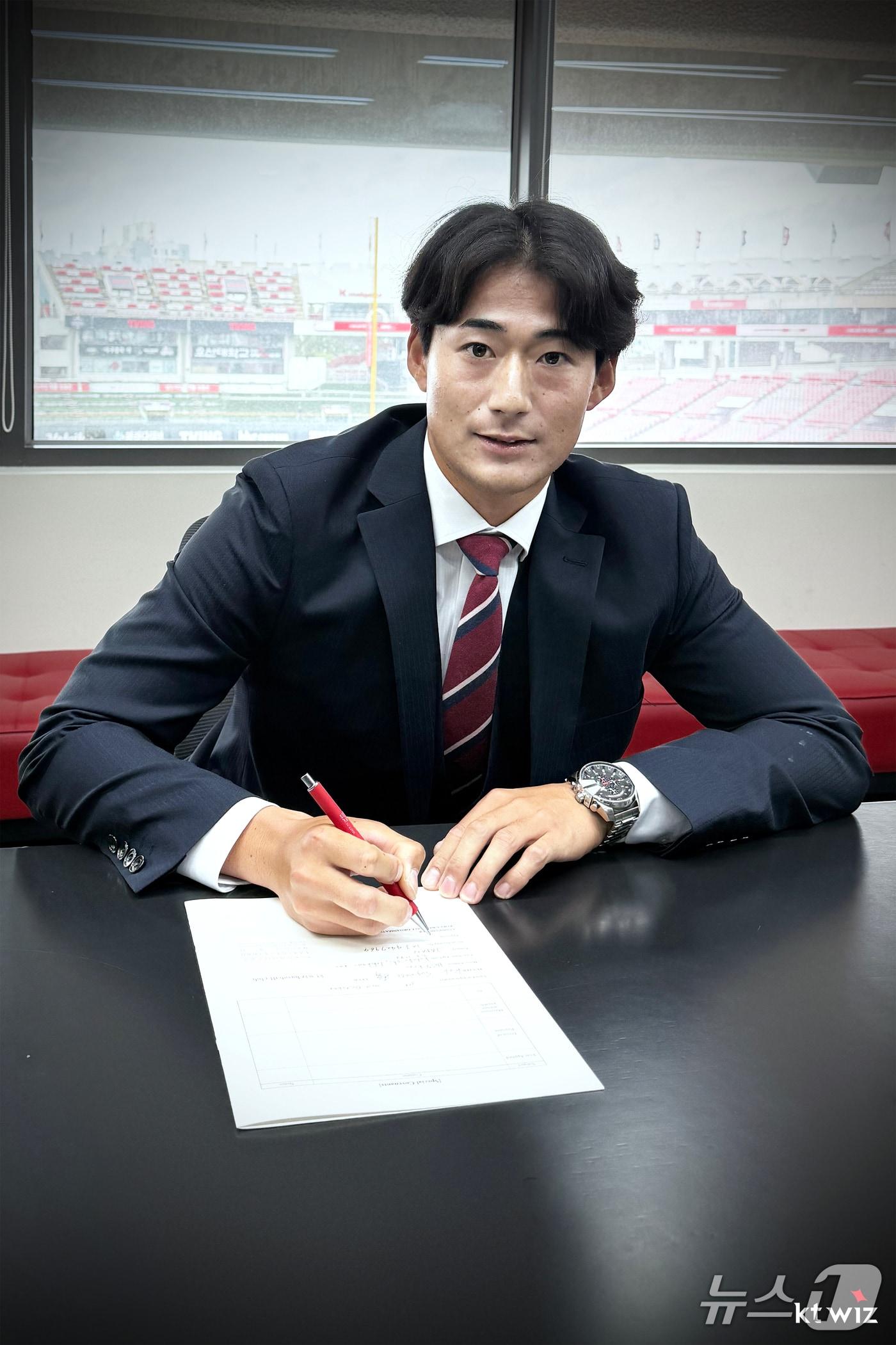 본문 이미지 - KT 위즈가 아시아쿼터 외국인선수로 스기모토를 영입했다. (KT 제공)