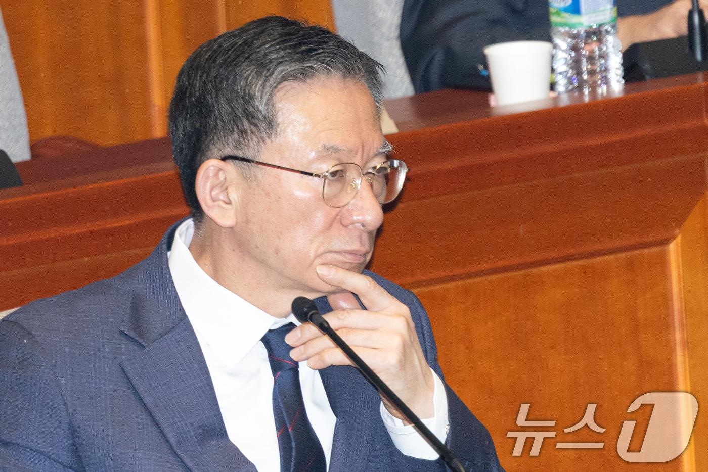 정성호 법무부 장관이 13일 서울 여의도 국회에서 열린 제429회국회&#40;정기회&#41; 예산결산특별위원회 제8차 전체회의에 출석해 생각에 잠겨있다. 2025.11.13/뉴스1 ⓒ News1 이승배 기자
