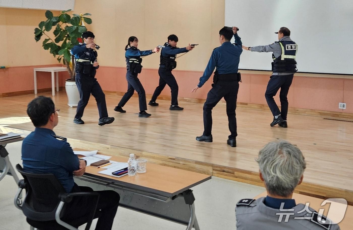 충북 진천경찰서는 12~13일 이틀간 경찰서 4층 대강당에서 지역 경찰 60여 명이 참석한 가운데 지역경찰 흉기피습 대응훈련을 했다.&#40;진천경찰서 제공, 재판매 및 DB금지&#41;/뉴스1