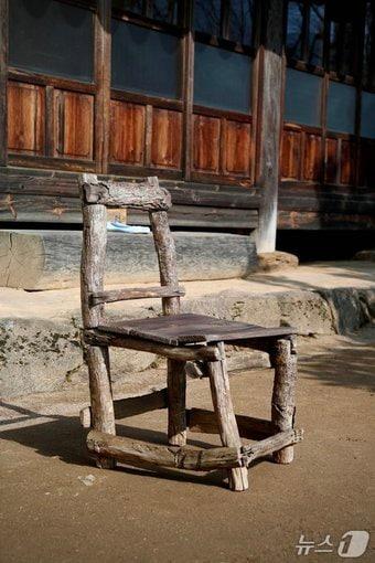 본문 이미지 - 법정스님 빠삐용 의자 