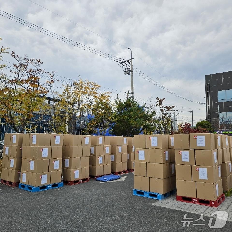본문 이미지 - 매년 익명으로 기부를 이어오고 있는 김해의 기업이 최근 기탁한 생필품 박스.&#40;김해시 제공. 재판매 및 DB금지&#41;