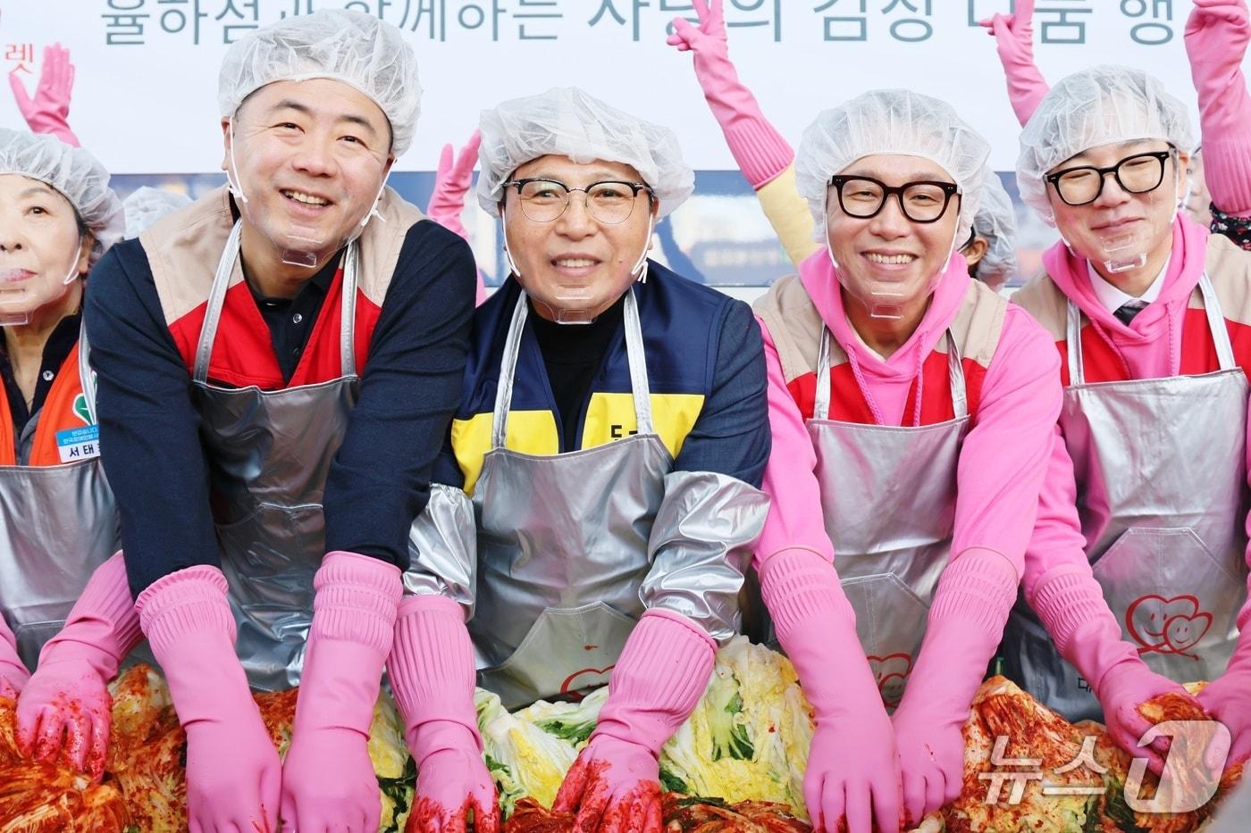 박성수 롯데아울렛 율하점장&#40;오른쪽 두번째&#41;이 직원들과 김장을 하고 있다.&#40;롯데백화점 제공, 재판매 및 DB 금지&#41;