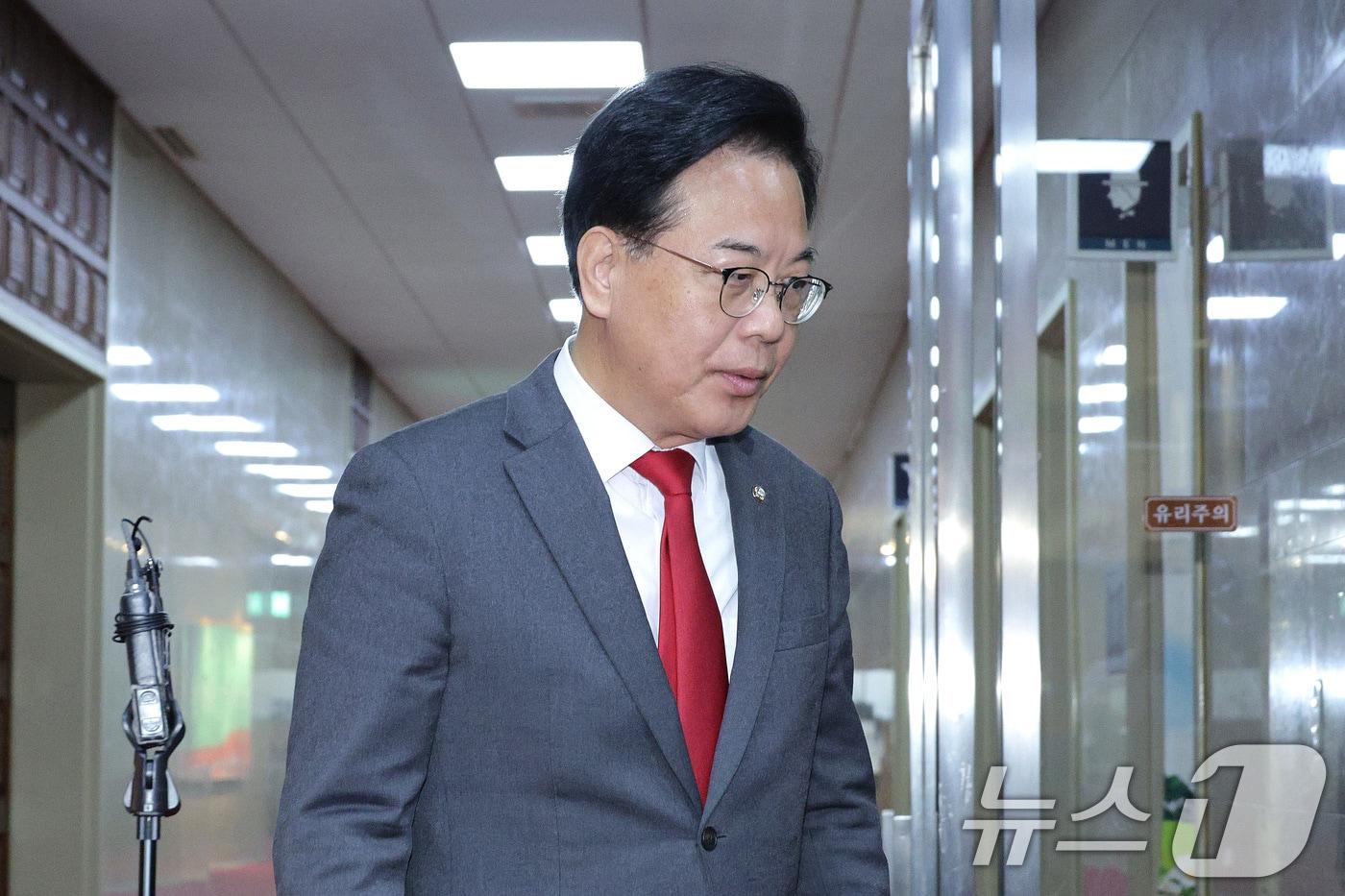 송언석 국민의힘 원내대표가 13일 서울 여의도 국회에서 국회의장 주재 여야 원내대표 회동을 마친 후 의장실을 나서고 있다. 2025.11.13/뉴스1 ⓒ News1 신웅수 기자