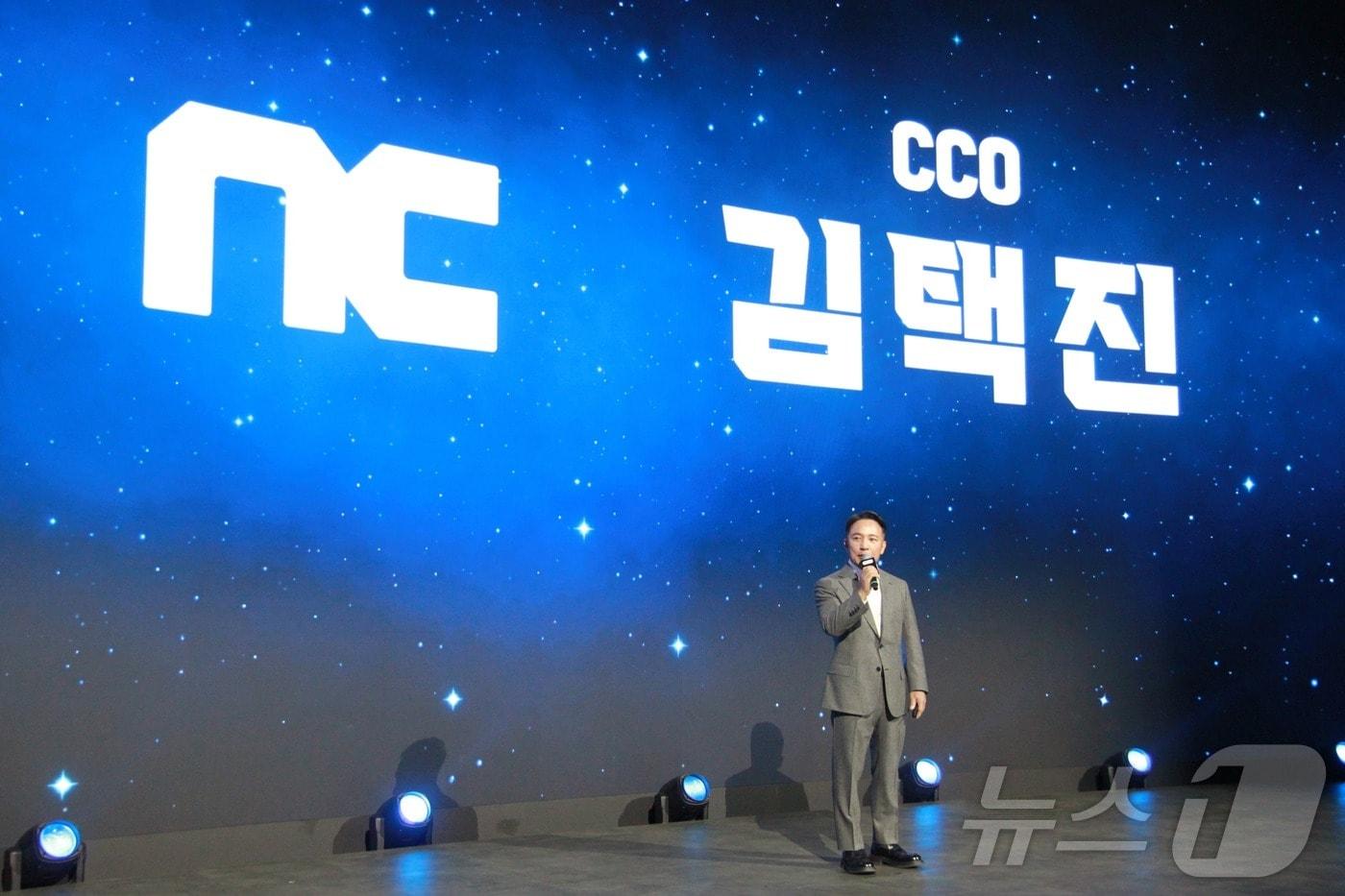 김택진 엔씨소프트 창업자 겸 최고창의력책임자&#40;CCO&#41;가 13일 부산 벡스코 제1전시장에서 열린 엔씨소프트 지스타 오프닝 세션에서 기조연설을 하고 있다. 엔씨소프트는 올해 처음으로 지스타 메인 스폰서를 맡았다.2025.11.13/뉴스1 ⓒ News1 김민재 기자