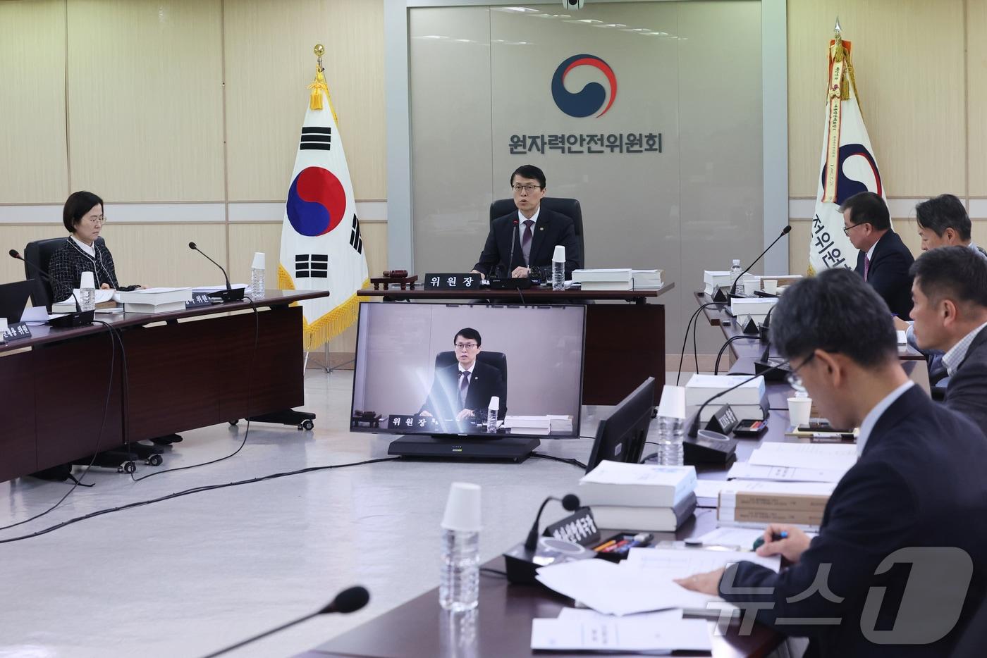 최원호 원자력안전위원회 위원장이 13일 오전 서울 중구 원자력안전위원회&#40;원안위&#41;에서 열린 제224회 전체회의에서 모두발언을 하고 있다. 이날 원안위는 고리2호기 계속운전을 허가했다. 2025.11.13/뉴스1 ⓒ News1 황기선 기자