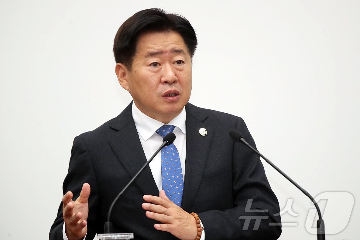 본문 이미지 - 오영훈 제주특별자치도지사가 13일 오전 제주도의회 본회의장에서 열린 제444회 제주도의회 제2차 정례회 제2차 본회의에서 의원들의 도정질문에 답변하고 있다.(제주특별자치도의회 제공, 재판매 및 DB 금지) 2025.11.13/뉴스1 ⓒ News1 오미란 기자