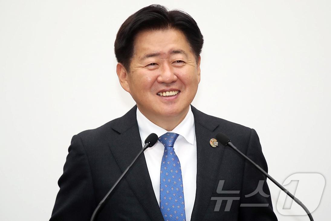 본문 이미지 - 오영훈 제주특별자치도지사가 13일 오전 제주도의회 본회의장에서 열린 제444회 제주도의회 제2차 정례회 제2차 본회의에서 의원들의 도정질문에 답변하고 있다.(제주특별자치도의회 제공, 재판매 및 DB 금지) 2025.11.13/뉴스1 ⓒ News1 오미란 기자