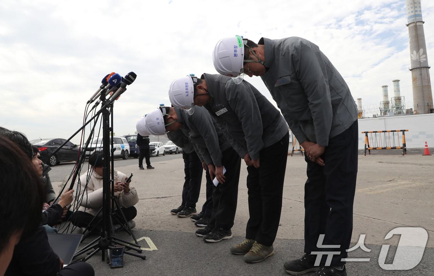 권명호 한국동서발전 사장이 13일 울산화력본부 보일러 타워 붕괴사고 현장 앞에서 대국민 사과를 하고 있다. 2025.11.13/뉴스1 ⓒ News1 조민주 기자