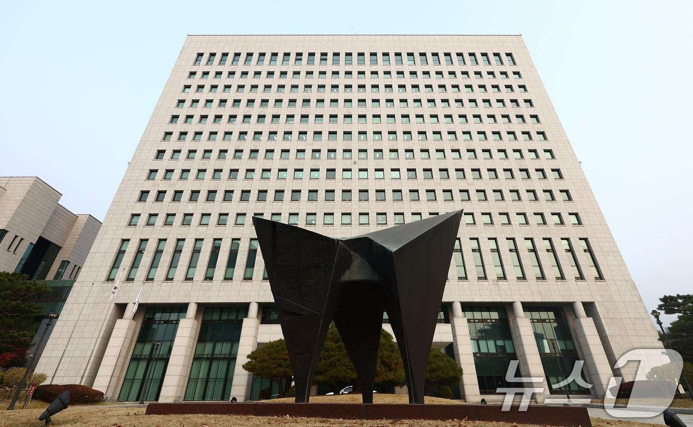 대장동 개발 비리 사건 항소 포기 논란으로 노만석 검찰총장 직무대행&#40;대검찰청 차장검사&#41;이 사의를 표명하면서 &#39;대행의 대행&#39; 체제가 현실화 됐다. 법조계 안팎에선 총장 부재 속 검찰을 이끌 차기 대검 차장 후보군에 대한 관심이 모인다. 대검 차장은 인선 절차가 단기간에 가능해 법무부가 조기 인선에 나설 가능성이 제기된다. 사진은 13일 서울 서초구 대검찰청 모습. ⓒ News1 김민지 기자