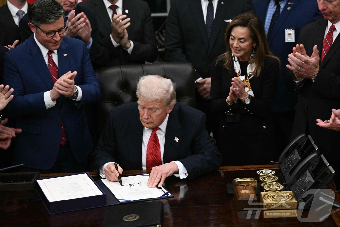 도널드 트럼프 미국 대통령이 12일&#40;현지시간&#41; 임시 예산안에 서명하고 있다. 2025.11.12 ⓒ AFP=뉴스1