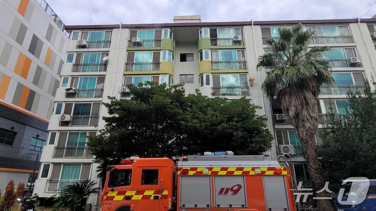 본문 이미지 - 13일 제주시 아라동 소재 아파트에서 발생한 화재 사고 현장.(제주도소방안전본부 제공. 재판매 및 DB 금지)