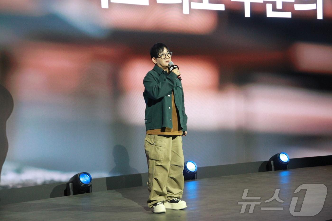 이성구 호라이즌 스틸 프론티어스 총괄 프로듀서가 13일 부산 벡스코 제1전시장에서 열린 엔씨소프트 지스타 오프닝 세션에서 신작 &#39;호라이즌 스틸 프론티어스&#39;를 공개하고 있다.2025.11.13/뉴스1 ⓒ News1 김민재 기자