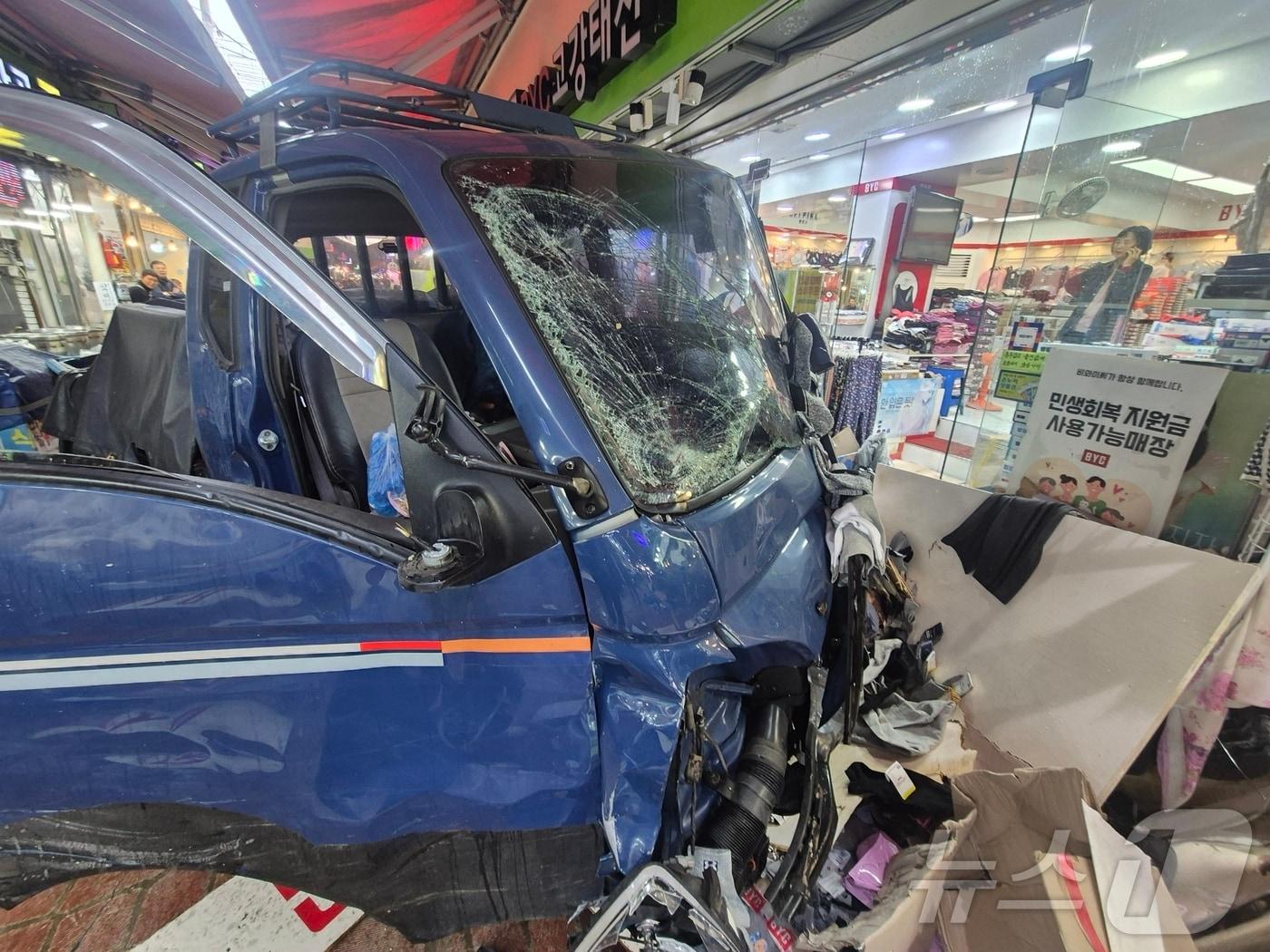 본문 이미지 - 13일 오전 10시 55분쯤 경기 부천 오정구 원종동 제일시장에서 A 씨가 몰던 1톤 트럭이 돌진하는 사고가 발생했다. (경기 부천소방서 제공. 재판매 및 DB금지) 2025.11.13 ⓒ 뉴스1