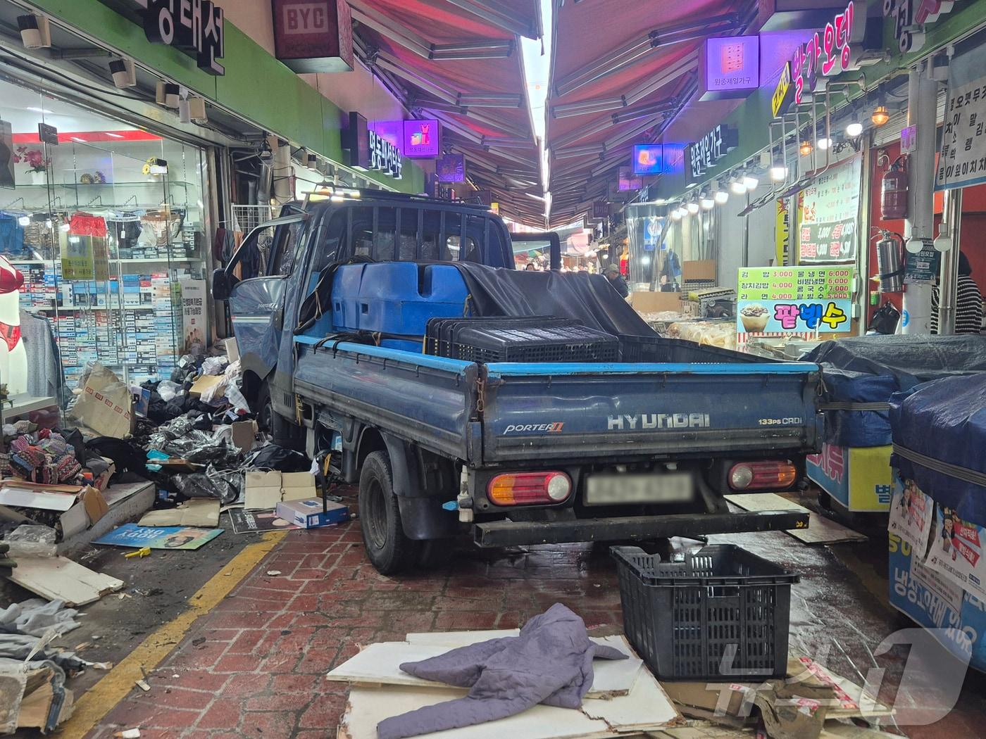 본문 이미지 - 13일 오전 10시 55분쯤 경기 부천 오정구 원종동 제일시장에서 A 씨가 몰던 1톤 트럭이 돌진하는 사고가 발생했다. &#40;경기 부천소방서 제공. 재판매 및 DB금지&#41; 2025.11.13/뉴스1