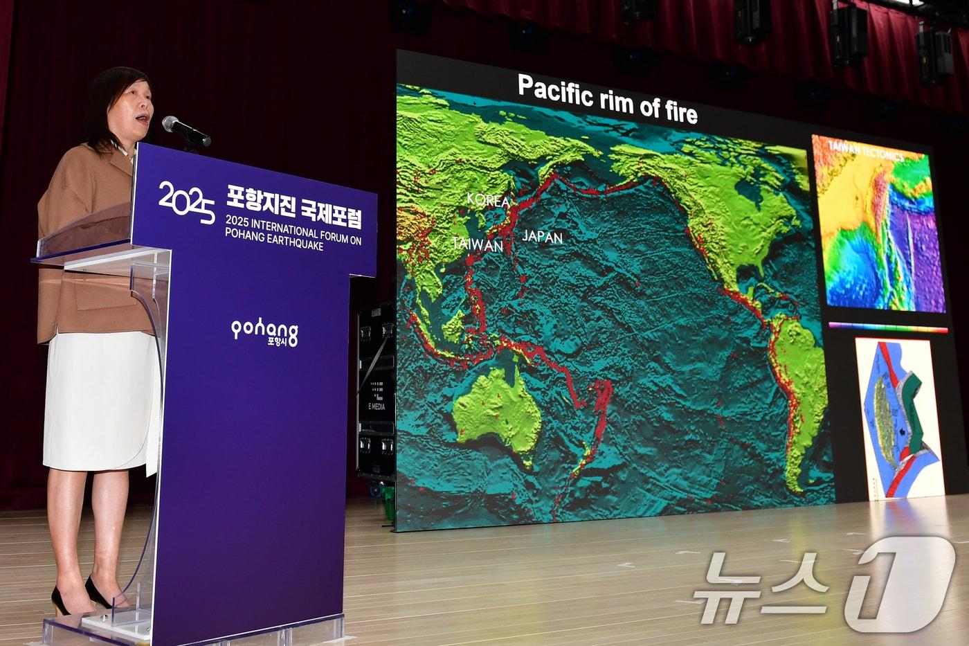본문 이미지 - 쿠오퐁 마 대만중앙연구원 지구과학연구소 수석과학자가 13일 북구 흥해도서관에서 열린 '2025 포항지진 국제포럼'에서 아시아 태평양 지진 단층 등을 소개하고 있다. ⓒ 뉴스1 최창호 기자