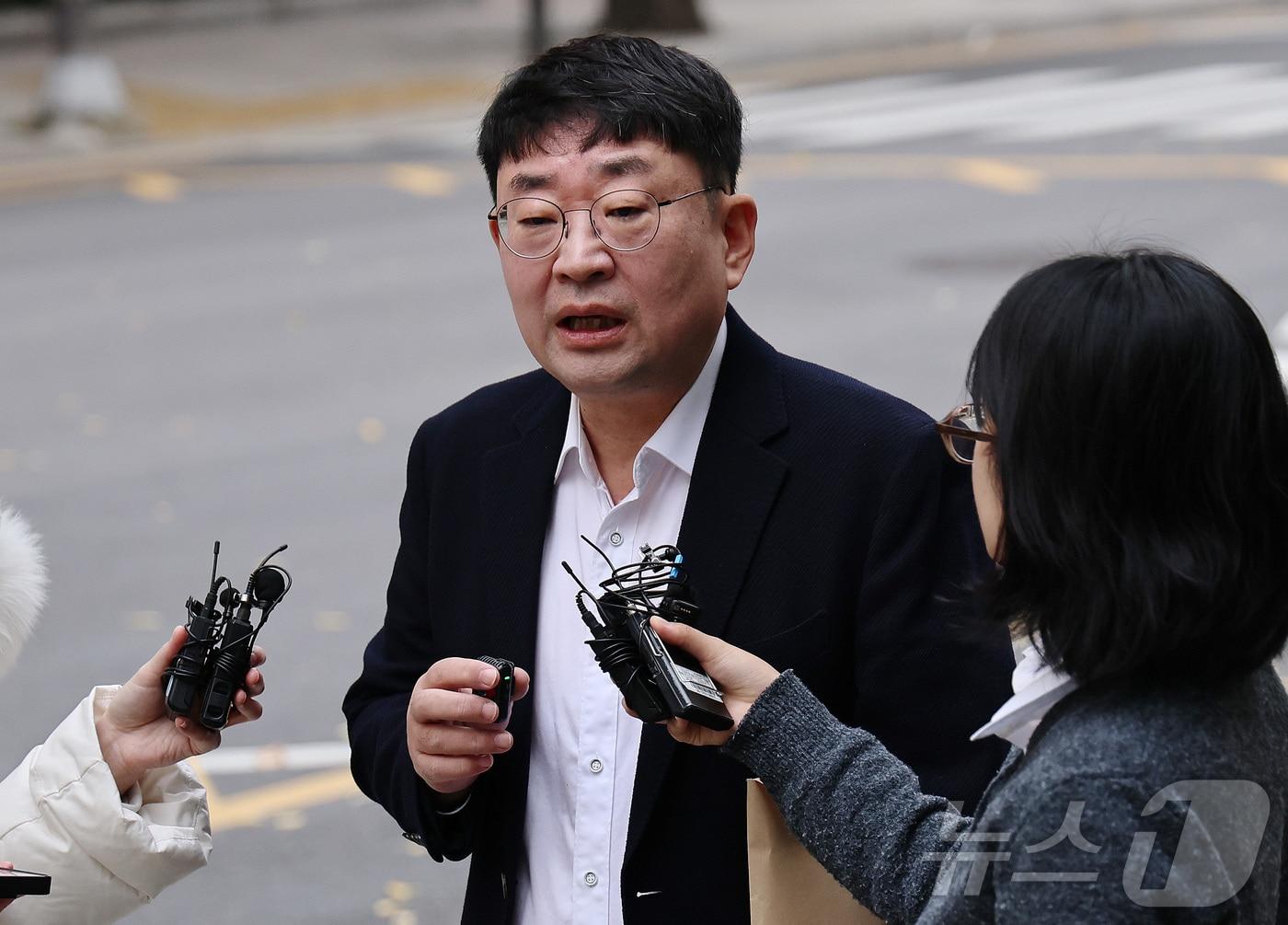 본문 이미지 - 보수성향 유튜브 '신의한수'를 운영하는 신혜식 씨가 13일 오전 서울경찰청 안보수사과에서 특수물건조물침입 교사 혐의로 피의자 조사를 받기 위해 출석하고 있다.  2025.11.13 ⓒ 뉴스1 구윤성 기자