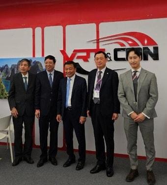 본문 이미지 - 12일 베트남 철도 현대화 콘퍼런스&#40;VRT & CON 2025&#41;에서 응우옌 다인 휘 건설부 차관&#40;가운데&#41;과 오태근 SR 부사장&#40;오른쪽 두번째&#41;과 오충현 SR 그룹장이&#40;오른쪽 첫번째&#41; 기념촬영을 하고 있다.&#40;SR 제공&#41; / 뉴스1 ⓒ News1