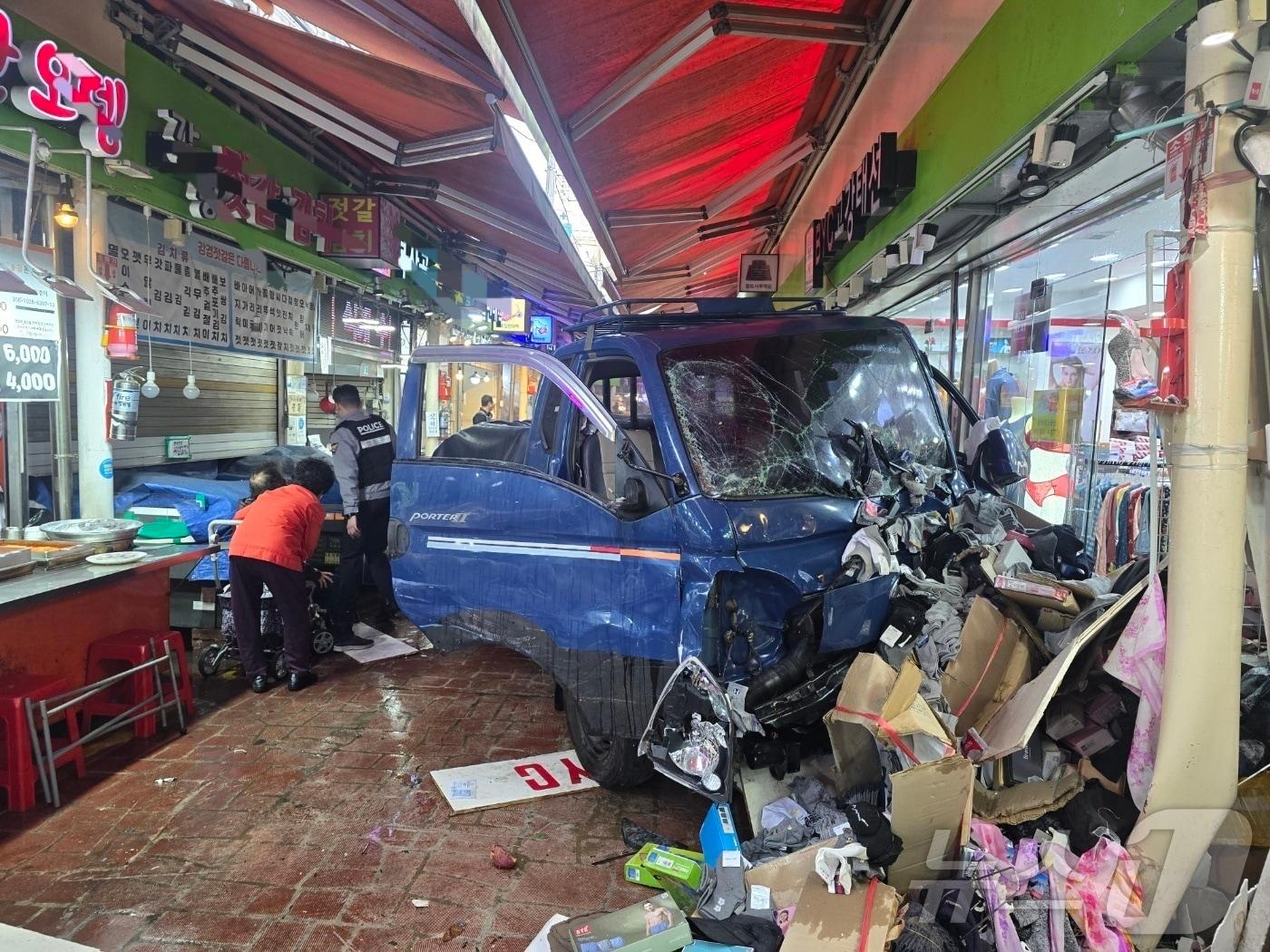 본문 이미지 - 13일 오전 10시 55분쯤 경기 부천 오정구 원종동 제일시장에서 A 씨가 몰던 1톤 트럭이 돌진하는 사고가 발생했다. 이 사고로 인해 길을 가던 2명이 심정지 상태로 발견됐다. 또 5명이 크게 다쳐 출동한 119 구급대에 의해 병원으로 옮겨졌다. &#40;경기 부천소방서 제공. 재판매 및 DB금지&#41; 2025.11.13/뉴스1