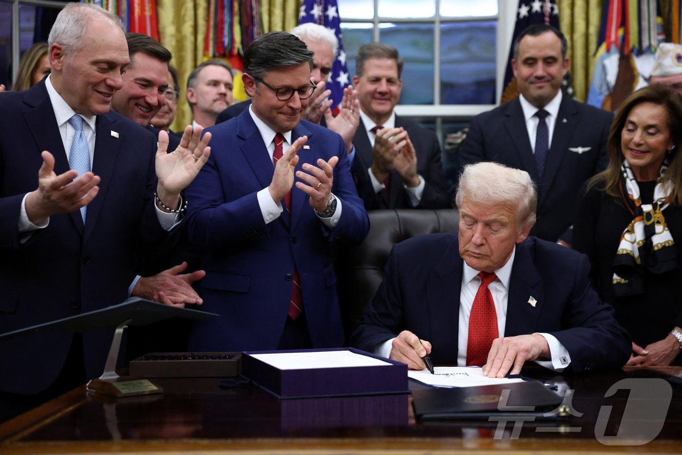 도널드 트럼프 미국 대통령이 12일&#40;현지시간&#41; 워싱턴DC 백악관에서 연방 정부 셧다운&#40;일시적 업무 정지&#41;을 끝내기 위한 임시 예산안에 서명하고 있다. 2025.11.12 ⓒ 로이터=뉴스1 ⓒ News1 김경민 기자