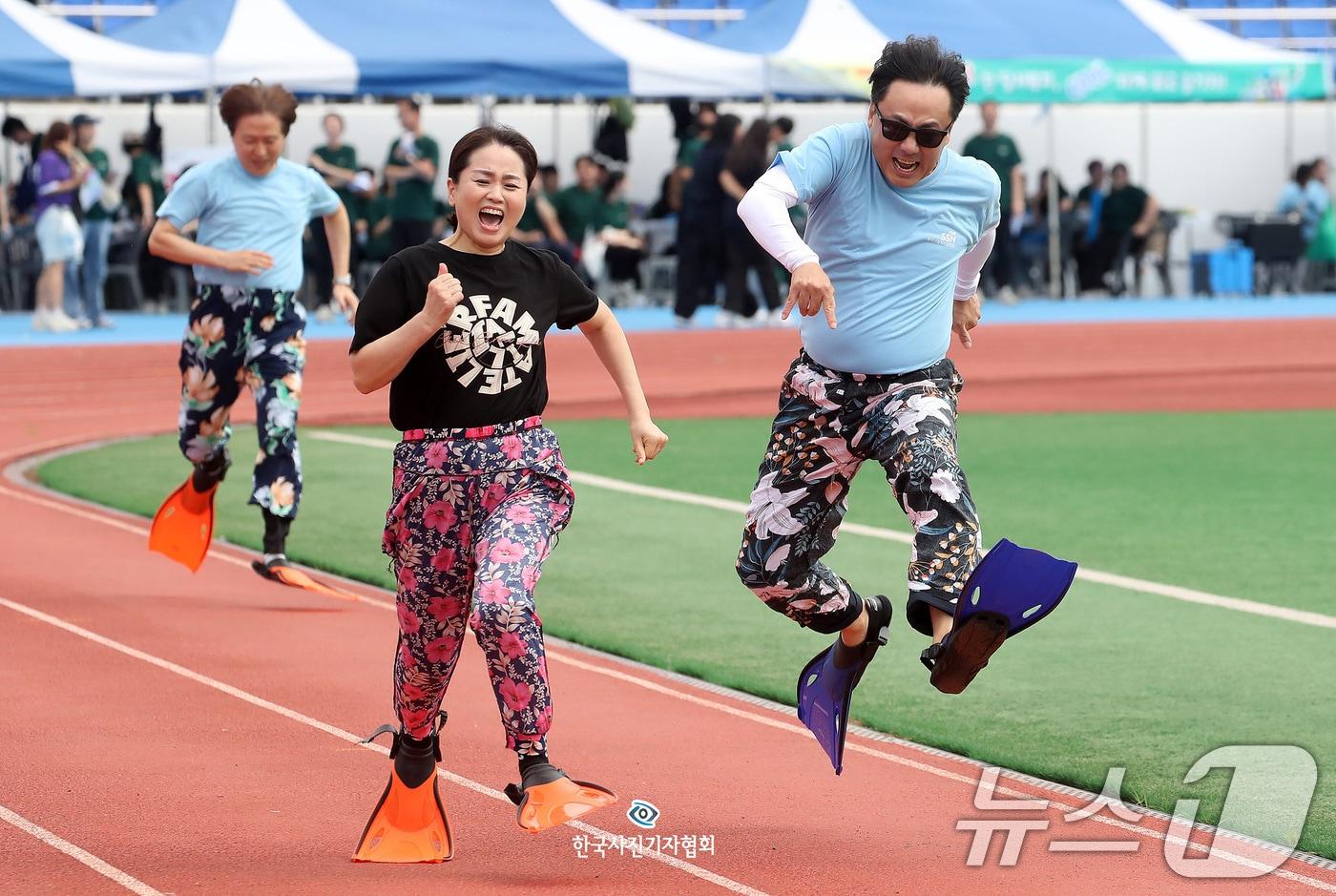  9월 19일 대구시 달성군 달성종합스포츠파크에서 열린 '대구사회복지종사자 복지큰마당' 행사에서 미션수행 계주에 출전한 선수들이 고무줄 통바지와 오리발을 착용한 채 결승선을 향해 힘차게 달리고 있다.