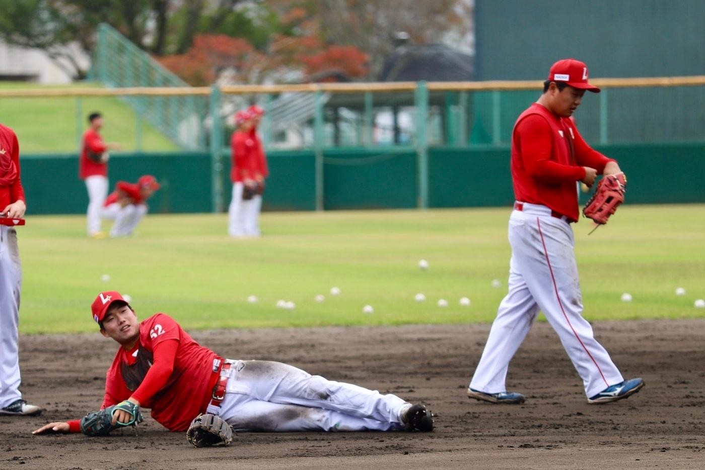 펑고 훈련 소화중인 SSG 랜더스 선수들.&#40;SSG 랜더스 제공&#41;