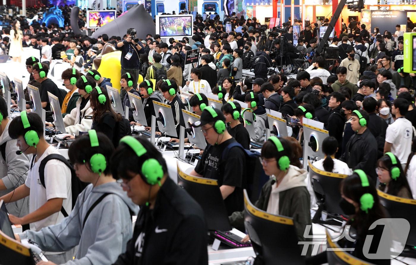 본문 이미지 - 13일 부산 해운대구 벡스코 제1전시장에서 열린 국내 최대 게임전시회 '지스타 2025'에서 관람객들이 신작 게임을 즐기고 있다. 2025.11.13/뉴스1 ⓒ News1 윤일지 기자