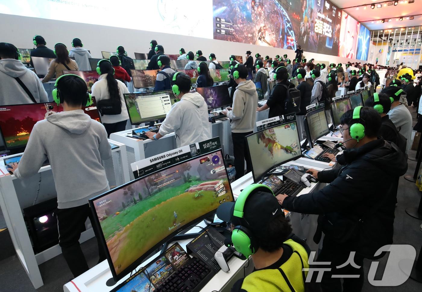본문 이미지 - 13일 부산 해운대구 벡스코 제1전시장에서 열린 국내 최대 게임전시회 '지스타 2025'에서 관람객들이 신작 게임을 즐기고 있다. 2025.11.13 ⓒ 뉴스1 윤일지 기자