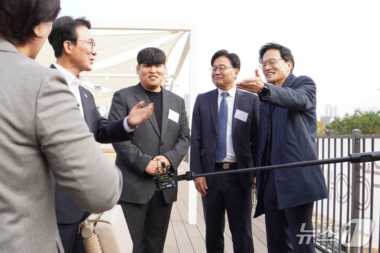 본문 이미지 - 더불어민주당 소속 박주민 국회 보건복지위원회 위원장&#40;가장 오른쪽&#41;은 13일 김민석 국무총리와 함께 서울 은평구 자립준비청년 카페를 방문한 뒤 &#34;자립준비청년들의 곁에서 함께 길을 찾는 든든한 빽이 되겠다&#34;고 밝혔다.&#40;박주민 의원실 제공&#41;