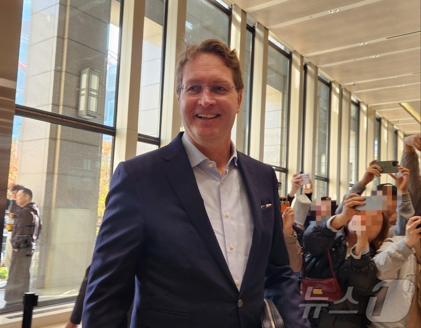 본문 이미지 - 올라 칼레니우스 메르세데스-벤츠 그룹 회장이 13일 LG그룹 사장단과 미래차 전장 협력을 논의하기 위해 서울 여의도 LG트윈타워에 입장하고 있다.2025.11.13 ⓒ News1 최동현 기자