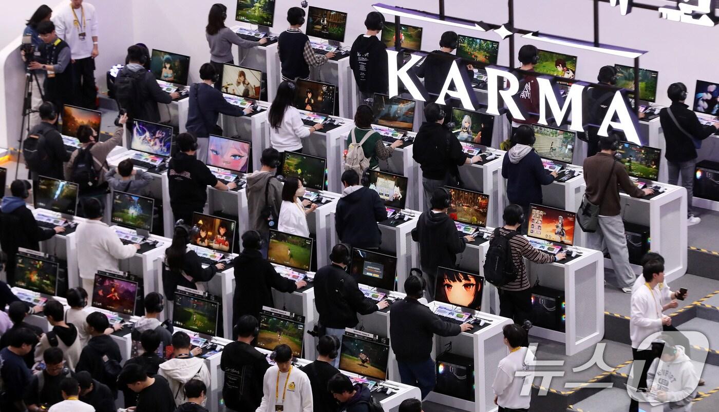 13일 부산 해운대구 벡스코 제1전시장에서 열린 국내 최대 게임전시회 '지스타 2025'에서 관람객들이 신작 게임을 즐기고 있다. 2025.11.13/뉴스1 ⓒ News1 윤일지 기자