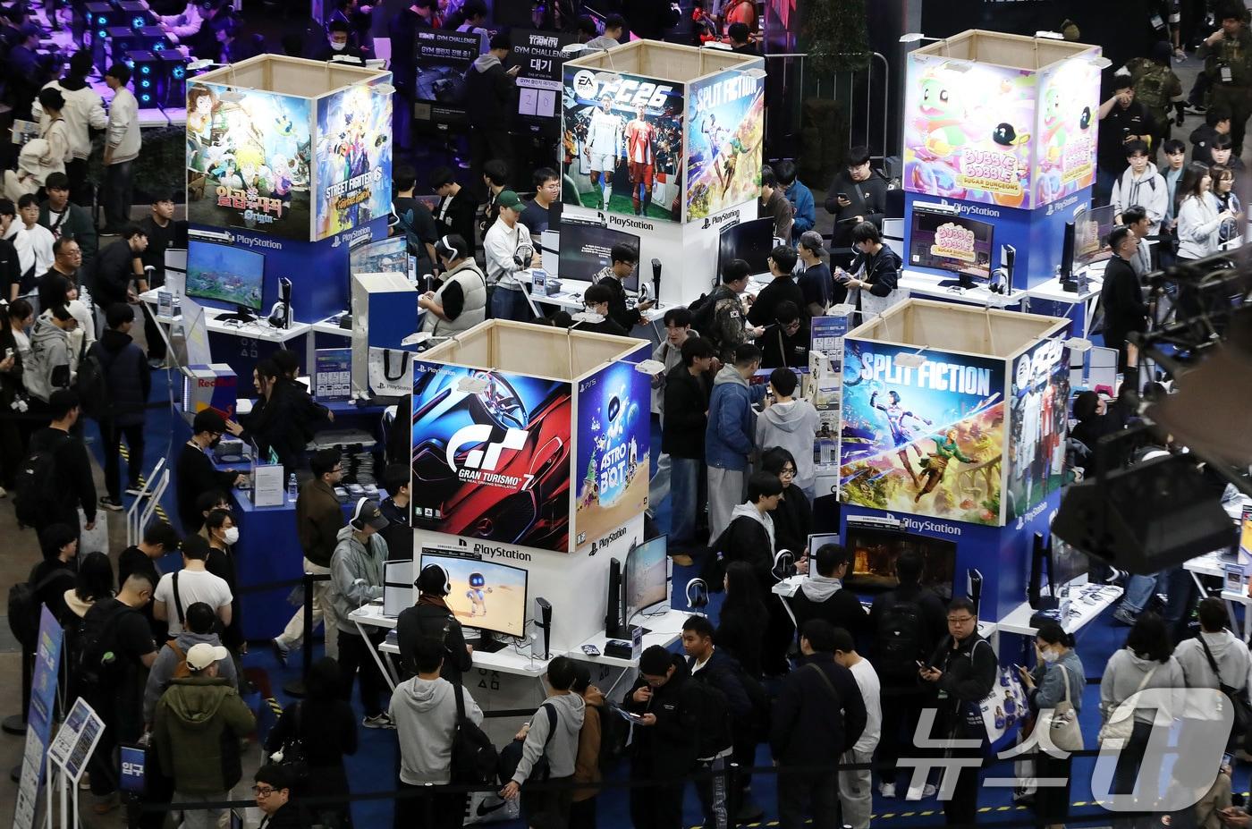 13일 부산 해운대구 벡스코 제1전시장에서 열린 국내 최대 게임전시회 &#39;지스타 2025&#39;가 관람객들로 북적이고 있다. 16일까지 열리는 이번 지스타엔 총 3269개 부스, 44개국 1273개 국내외 게임사들이 참가했다. 게임 전시회를 비롯해 비즈니스 상담, 국제 게임 콘퍼런스&#40;G-CON&#41;, 인디게임 쇼케이스, 지스타컵 2025, 지스타 게임 코스프레 어워즈 등 다양한 행사가 진행된다. 2025.11.13/뉴스1 ⓒ News1 윤일지 기자