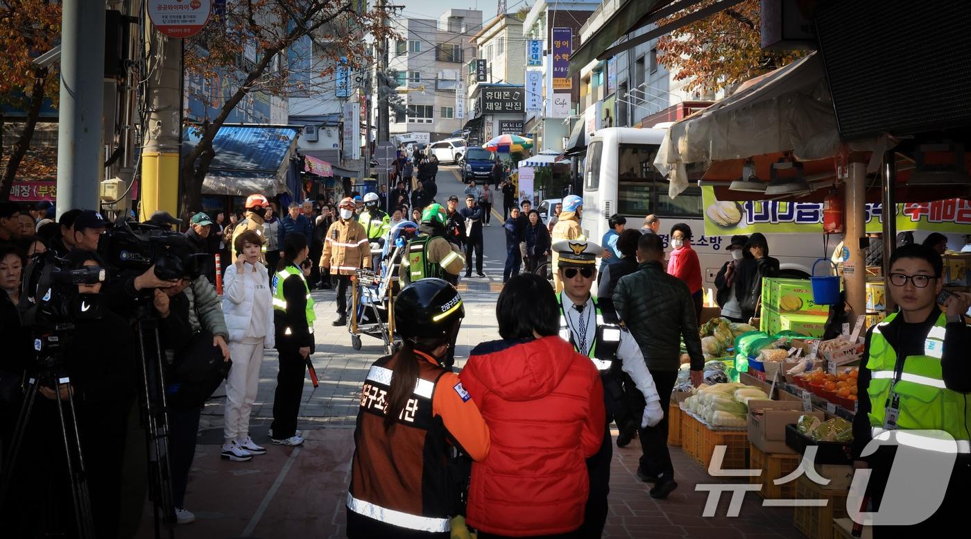 13일 경기 부천 오정구 원종동 제일시장에서 A 씨가 몰던 1톤 트럭이 돌진하는 사고가 발생해 소방 관계자들이 피해입은 시민들을 구조하던 모습. 2025.11.13/뉴스1 ⓒ News1 이호윤 기자