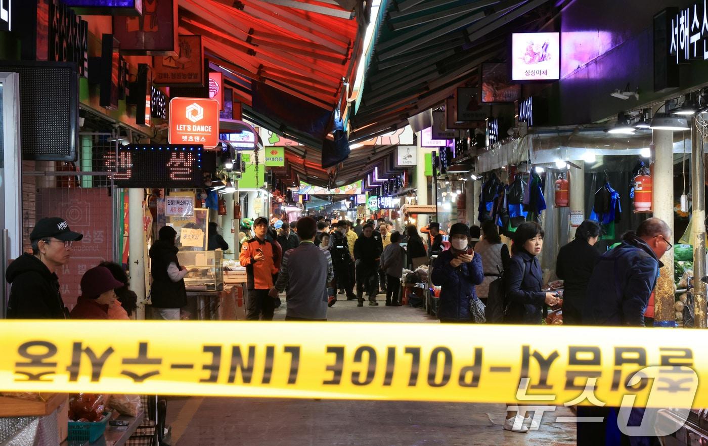 13일 경기 부천 오정구 원종동 제일시장에서 A 씨가 몰던 1톤 트럭이 돌진하는 사고가 발생해 출입이 통제되고 있다. 2025.11.13/뉴스1 ⓒ News1 이호윤 기자