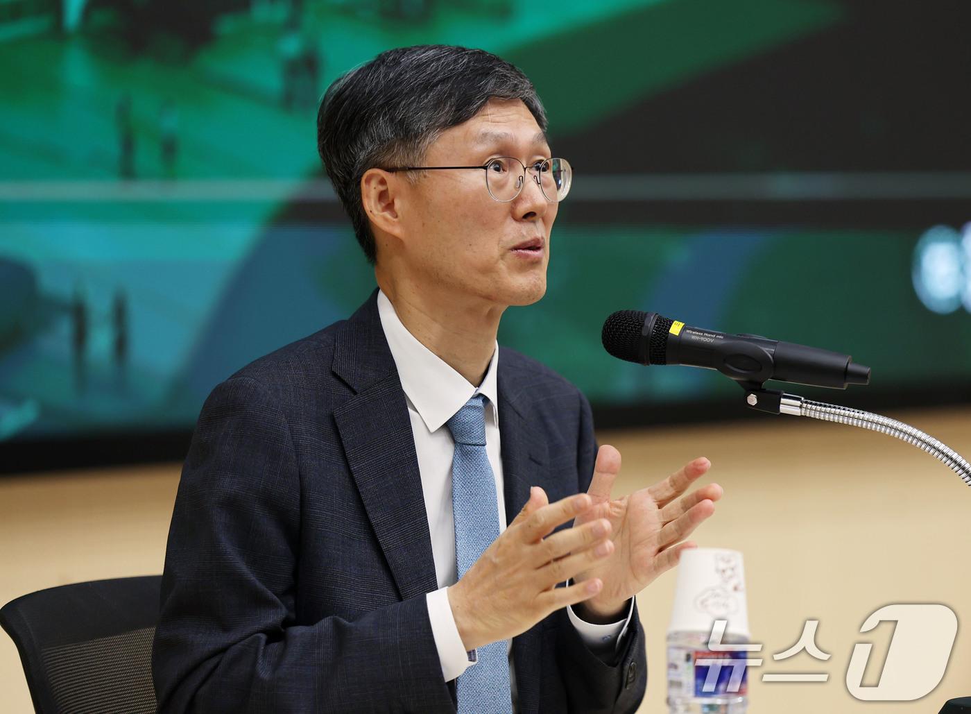 본문 이미지 - 13일 오후 광주 전남대학교 법학전문대학원 1호관 컨벤션홀에서 열린 초청강연회에서 문형배 전 헌법재판관이 학생의 질문에 답하고 있다. 2025.11.13/뉴스1 ⓒ News1 박지현 기자