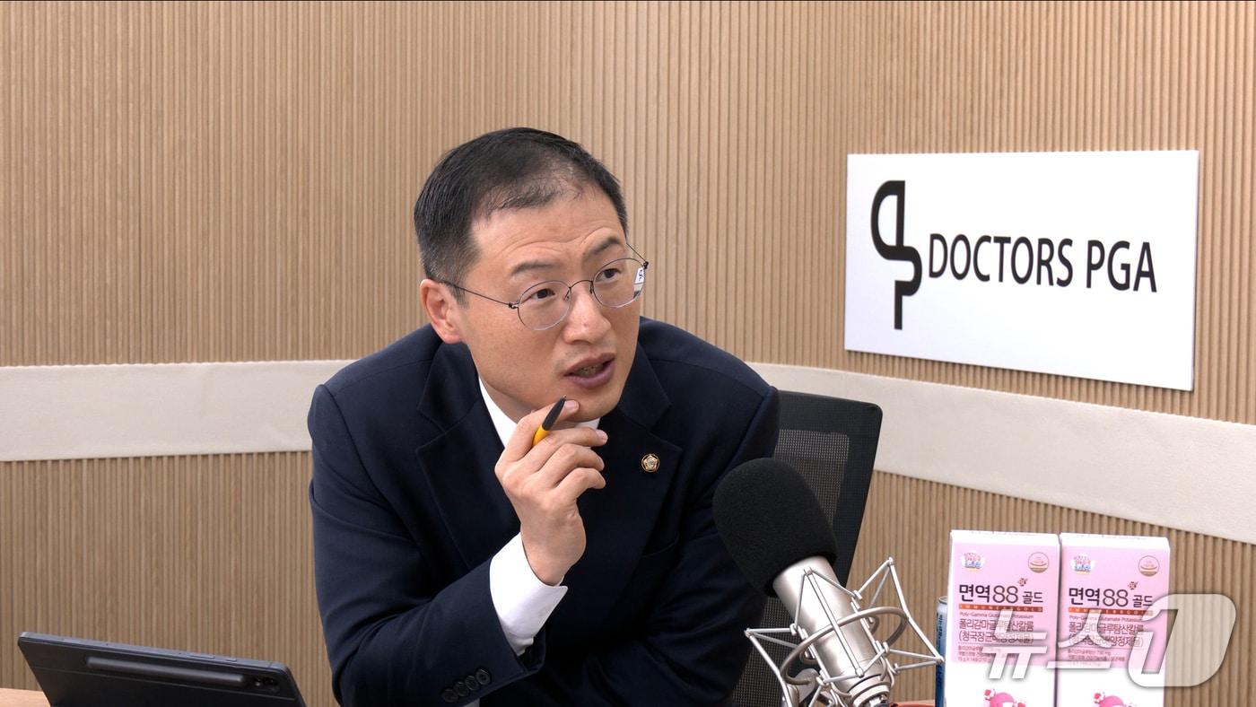 김상욱 더불어민주당 의원이 13일 뉴스1TV &#39;팩트앤뷰&#39;에 출연해 질문에 답하고 있다.&#40;뉴스1TV &#39;팩트앤뷰&#39; 캡처&#41;