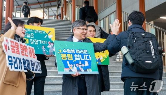 본문 이미지 - 유정기 전북교육감 권한대행이 13일 오전 7시 30분부터 전주 양현고등학교 정문에서 수험생들을 맞았다.&#40;전북교육청 제공, 재판매 및 DB 금지&#41;/뉴스1