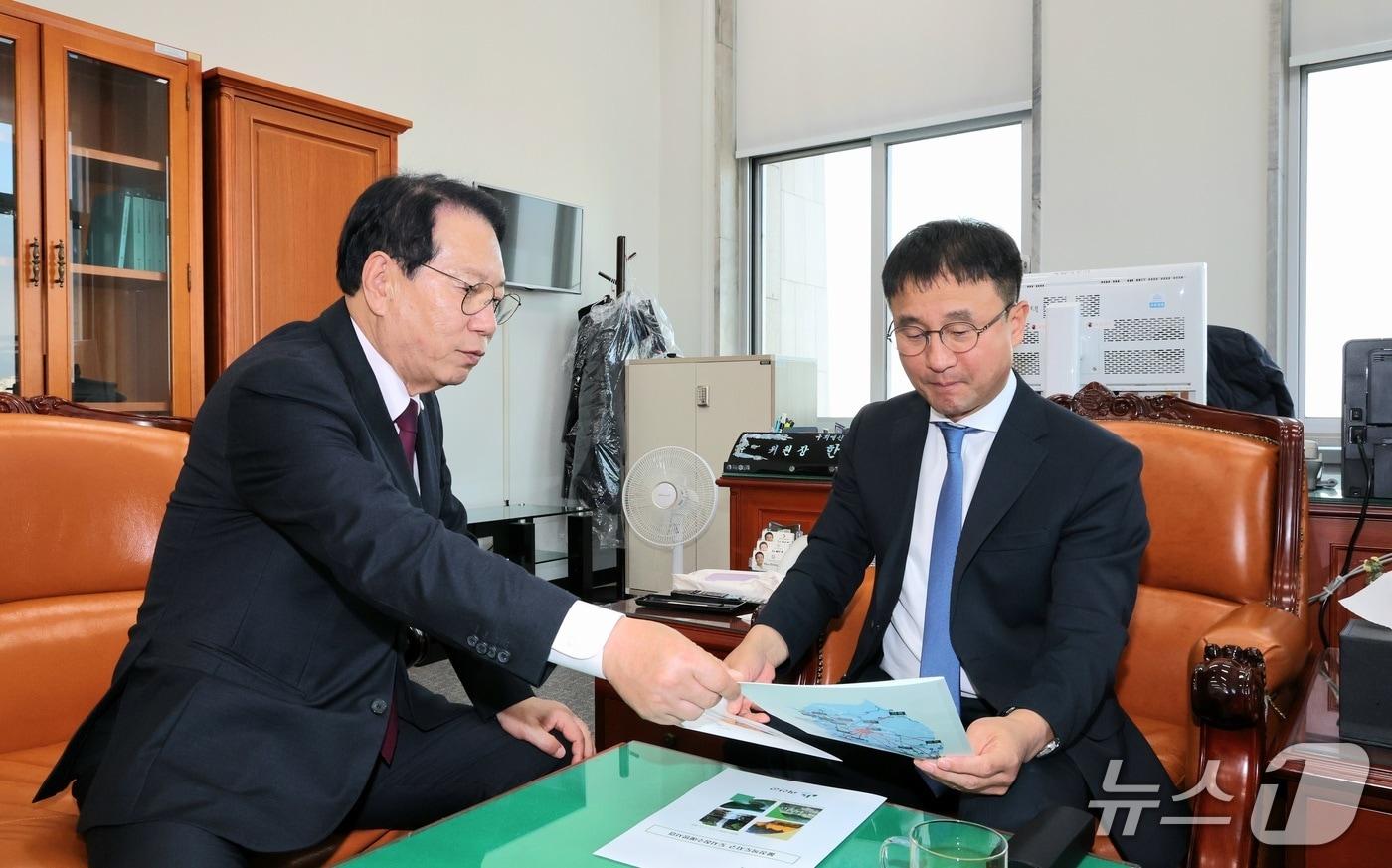 송인헌 충북 괴산군수가 13일 국회를 찾아 한병도 예결위원장에게 지역 현안관련 정부예산 확보에 협조해 달라고 요청하고 있다.&#40;괴산군 제공, 재판매 및 DB금지&#41;/뉴스1
