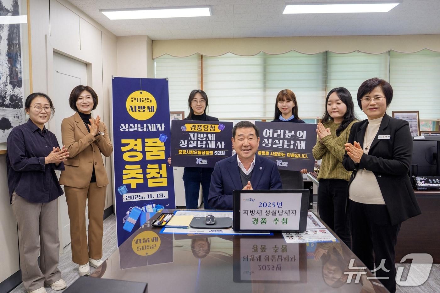 이재영 충북 증평군수가 집무실에서 지방세 성실납세자 경품 추첨을 하고 있다.&#40;증평군 제공, 재판매 및 DB금지&#41;/뉴스1